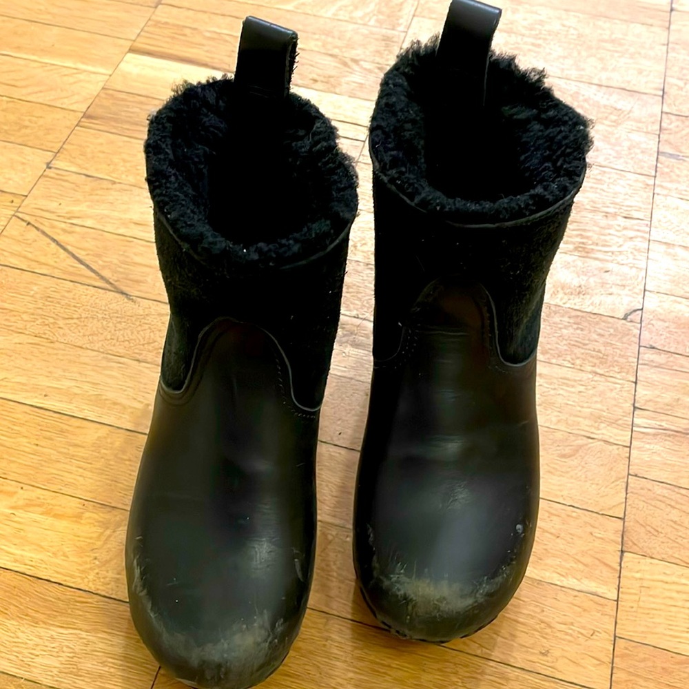 SVEN Shearling clog booties